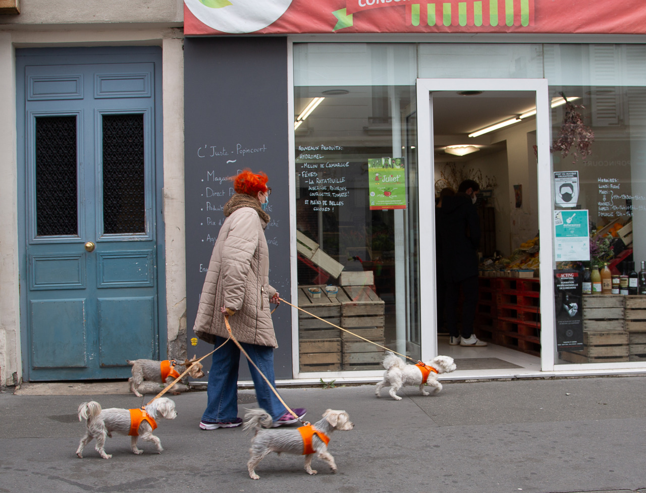 Promenade coordonnée en rouge