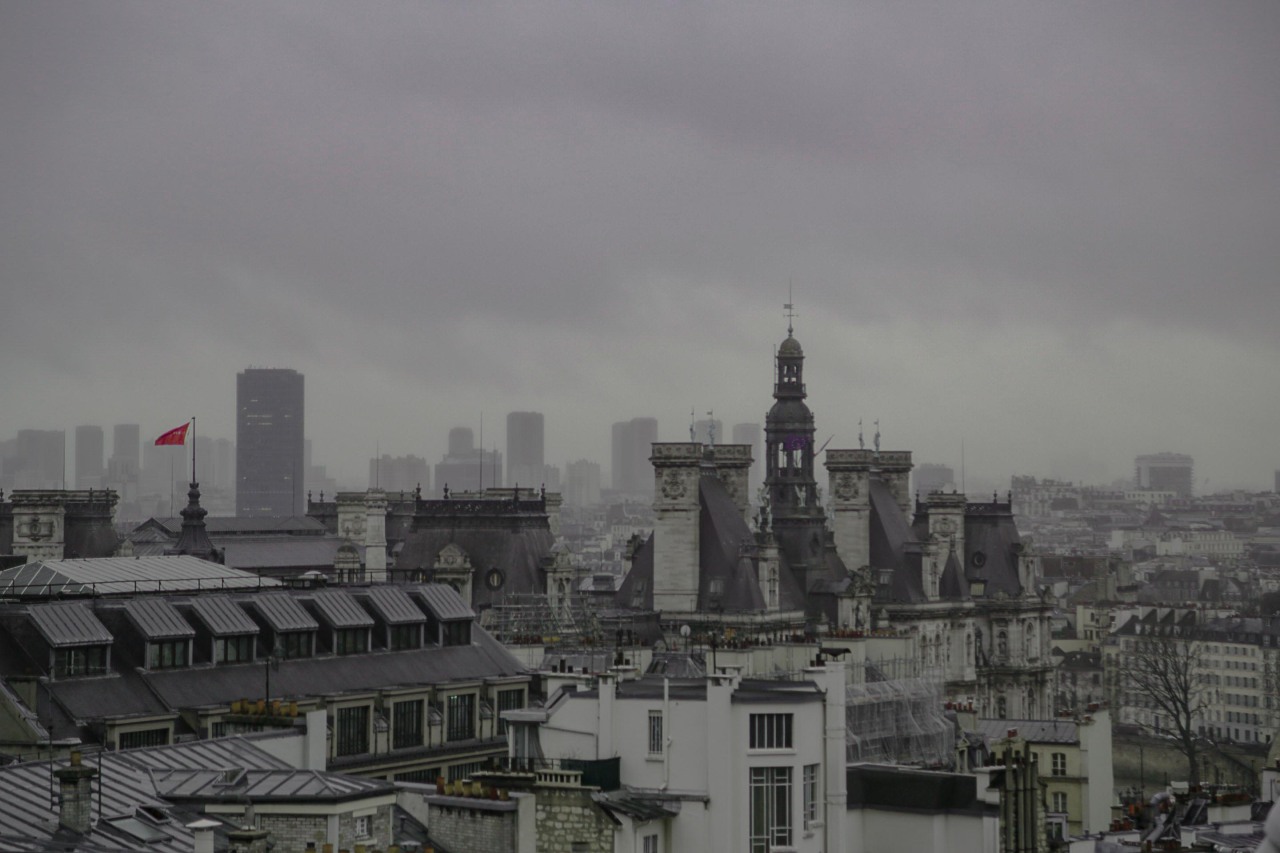 Drapeau rouge sur Paris